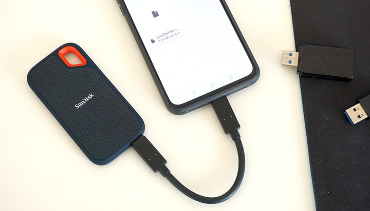 כונן SanDisk Extreme Portable SSD מחובר לטלפון OnePlus