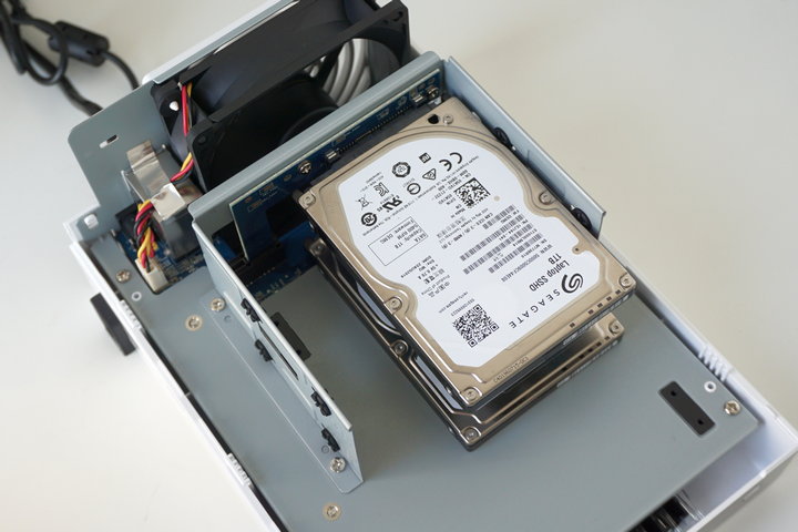 DiskStation DS220j הרכבת דיסקים קשיחים או SSD